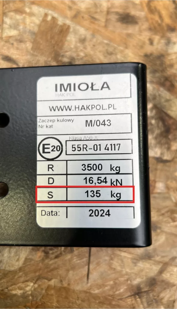 © France Attelage - Charge verticale (poids S) indiquée sur la plaque d'homologation d'un attelage Imiola.